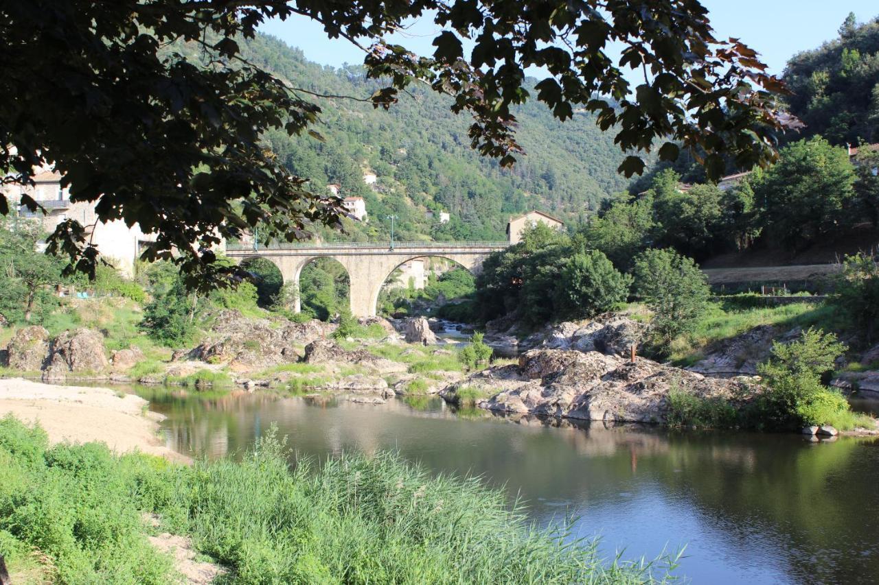 La Riveraine Et Les Bicyclettes Saint-Sauveur-de-Montagut Luaran gambar